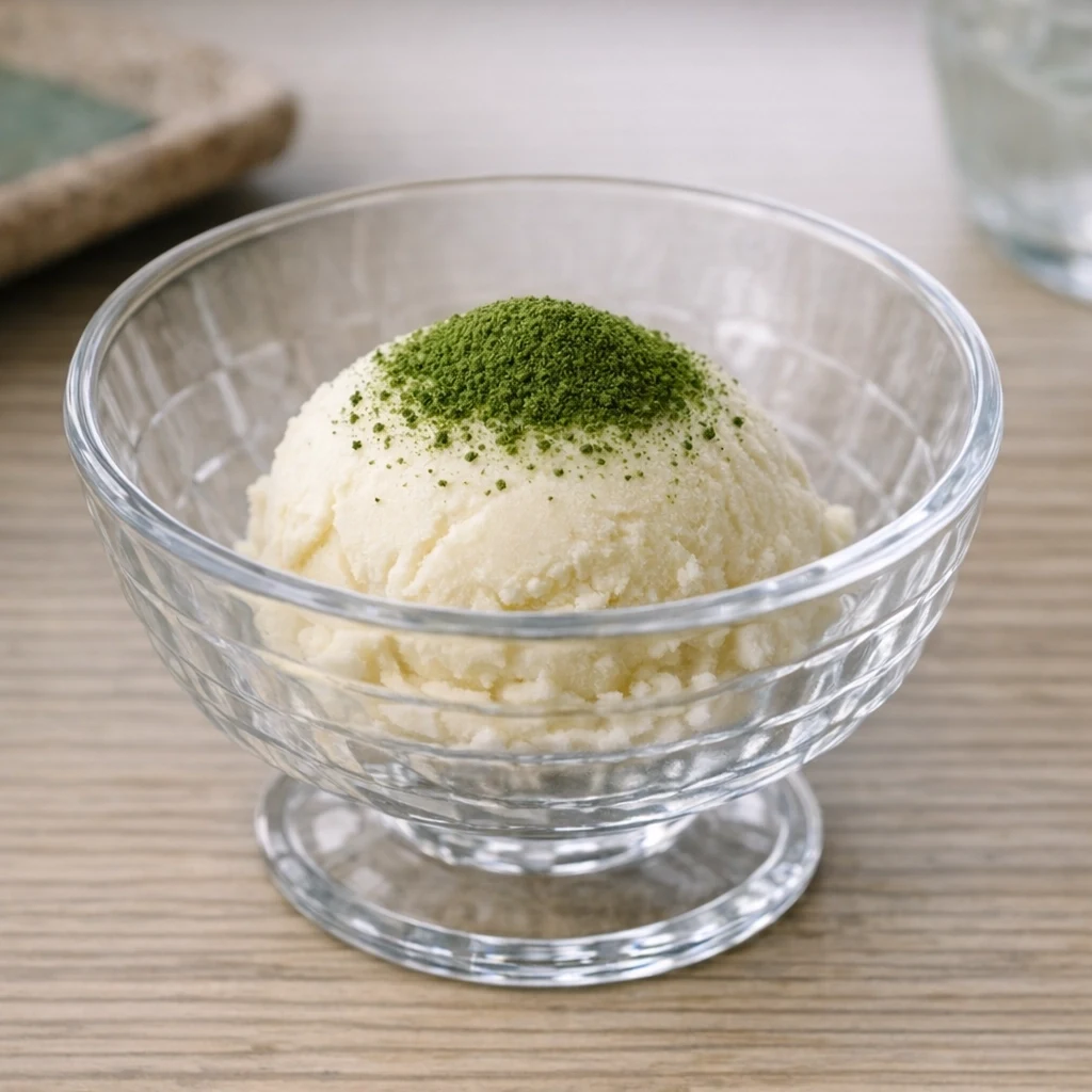 バニラアイスにパウダー緑茶をトッピングしたデザート