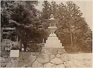 江戸の茶商が寄贈した茅広の茶灯籠（松阪市茅広江町茅広江神社）